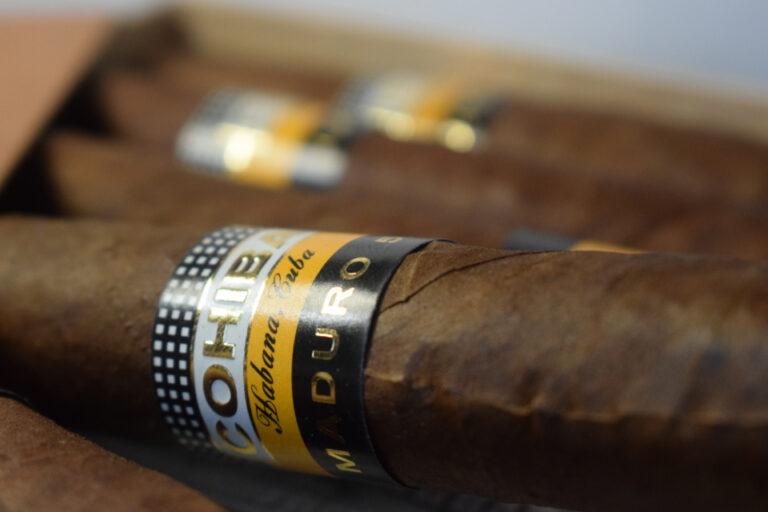 closeup-cigar_PY5P7JYWOH